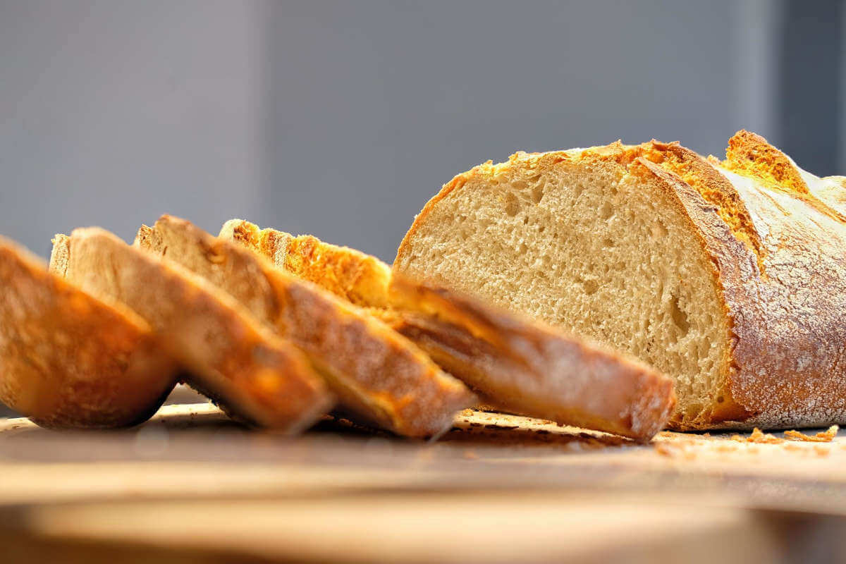 Chleb pokrojony przy użyciu krajalnicy do pieczywa.