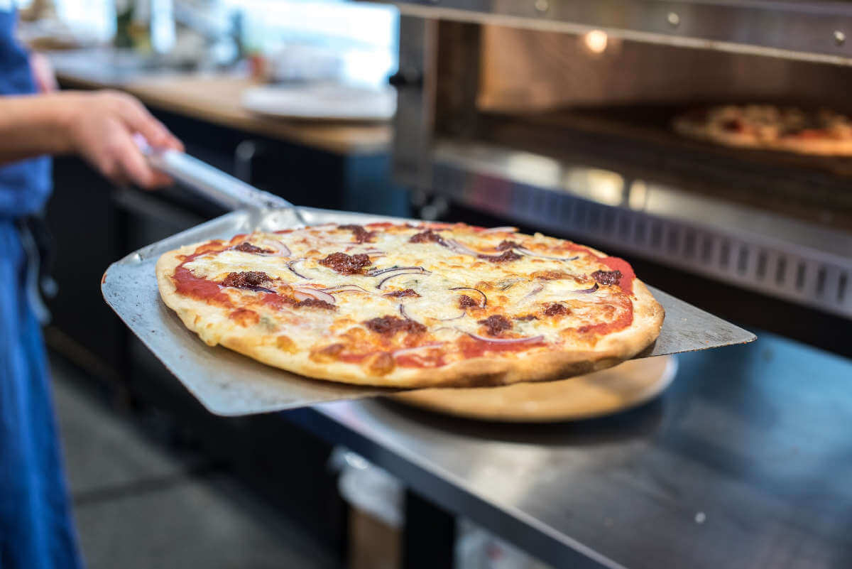 Ciastko wyciągane z pieca do pieczenia pizzy.